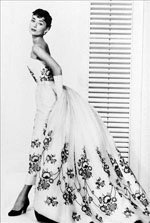 La actriz Audrey Hepburn en una imagen promocional de 1957, vestida con un traje de noche de Balenciaga
