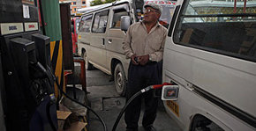 El Gobierno boliviano sube entre el 57% y el 82% el precio de los combustibles