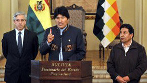 Morales anoche, flanqueado por el vicepresidente Alvaro García Linera (i) y el canciller David Choquehuanca (d).