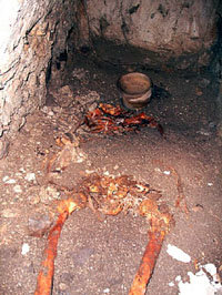 Fotografía de un entierro hallado bajo el edificio de Bonampak, en el sitio arqueológico maya ubicado en el estado de Chiapas, 