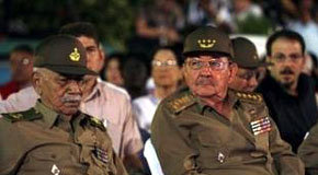 Raúl Castro (d), junto al histórico comandante Ramiro Valdés en imagen de archivo