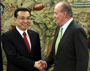 El viceprimer ministro chino Li Keqiang junto con Don Juan Carlos 