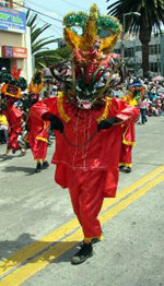 El Diablo sale a bailar por Año Nuevo en una ciudad de los Andes de Ecuador