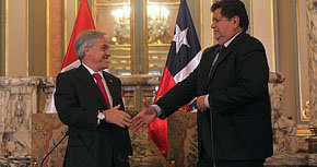 Sebastián Piñera, presidente de Chile (i), saluda a Alan García