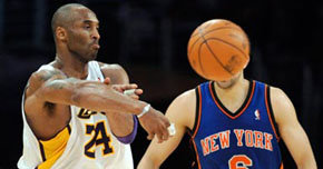Kobe Bryant luce una Power Balance en un partido.