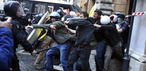 Decenas de italianos protestan contra Berlusconi frente al Parlamento en Roma