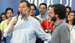 Mariano Rajoy junto al presidente de Nuevas Generaciones del partido, Ignacio Uriarte 