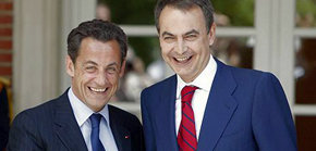 El presidente Sarkozy (i) ha elogiado el valor del presidente Zapatero 