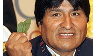 Evo Morales, sacó de su bolsillo una hoja de coca durante su discurso en Naciones Unidas en 2006