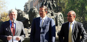 El evento público estuvo presidido por Marcelo Ebrard, jefe de Gobierno del Distrito Federal; Manuel Alabart, embajador de España en México; y Fernando Aboitiz, secretario de Obras y Servicios del Gobierno el Distrito Federal.