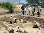 Hallan 14 tumbas prehispánicas completas y un templo en la costa norte de Perú