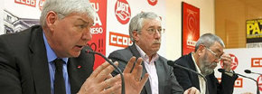 
Los secretarios generales de CCOO, Ignacio Fernández Toxo (c), y UGT, Cándido Méndez
