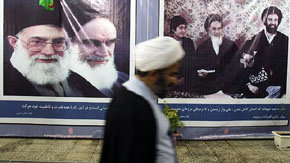 Carteles alusivos al 32 aniversario de la revolución iraní