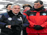 Piñera (i) y Correa a su llegada a la Antártida