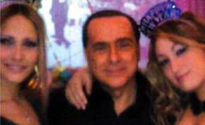 Silvio Berlusconi junto a Noemi Letizia y una amiga suya en una fiesta de fin de año en 2008 