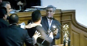 Diputados opositores y oficialistas se enfrentan a golpes en la Asamblea Nacional