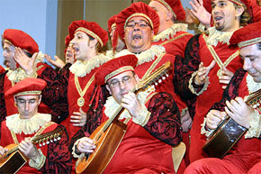 La alegría del carnaval llena las calles de Cádiz  