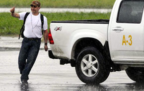 El cabo Salín Sanmiguel, retenido desde el 2008, saluda a su llegada al aeropuerto Alfonso Bonilla