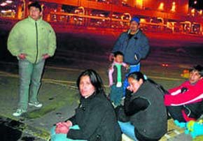 Familiares de los menores en las inmediaciones del aeropuerto de Málaga