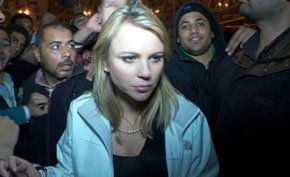 Lara Logan, momentos antes de ser víctima de una brutal agresión sexual