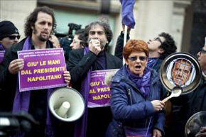 Cacerolada organizada ayer por movimiento social del Pueblo Violeta ('Popolo Viola', en italiano), en Roma 