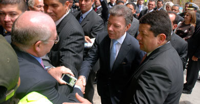 El presidente de Colombia, Juan Manuel Santos saluda al enviado especial de 'EuroMundo Global', Francisco Rivero.  (Foto: Enrique Mendoza)