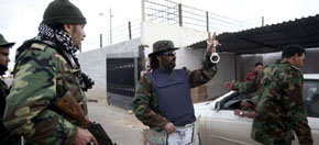 El Ejército libio se une a los antiGadafi mientras su hijo afirma que el régimen sobrevivirá