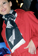 Una azafata de Air Nostrum con los trajes diseñados por Álex Vidal Jr.