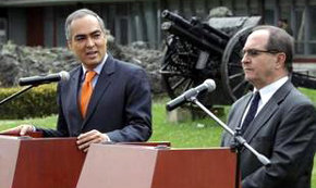 El ministro de Defensa de Colombia, Rodrigo Rivera, y el de Ecuador, Javier Ponce