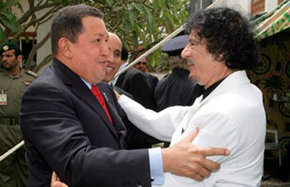 Muamar el Gadafi, (d) saluda a su amigo Hugo Chávez en una imagen de archivo
