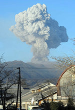 Un volcán al sur de Japón expulsa fuego y cenizas