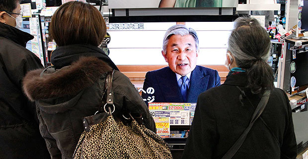 Ciudadanos japoneses escuchan el mensaje del emperador