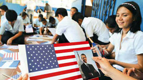 Niños salvadoreños que fueron seleccionados para integrar la comitiva de recibimiento 
del presidente de EE.UU., elaboran banderas de ambos países. 
