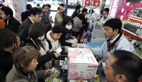 Japoneses hacen acopio de suministros en una tienda de electrodomésticos, en el centro de Tokio 