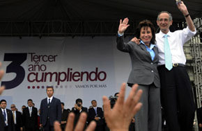 Sandra Torres y Álvaro Colom durante un acto público en Ciudad de Guatemala.