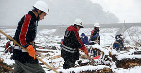 Temperaturas bajo cero dificultan labores de rescate en provincias de Miyagi y Fukushima