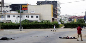 Los cadáveres se atraviesan al paso de la gente en Abiyán.