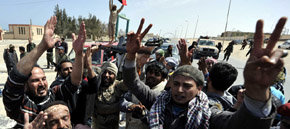 Avanzada rebelde alcanza ciudad petrolera libia de Ras Lanuf sin encontrar resistencia de las tropas de Gaddafi