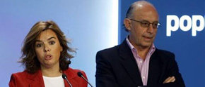 La portavoz del Grupo Popular en el Congreso, Soraya Sáenz de Santamaría, y el portavoz económico del PP, Cristóbal Montoro 