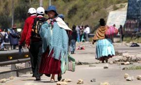 Una carretera  bloqueada por los manifestantes