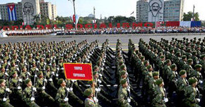 Soldados cubanos participan del desfile militar