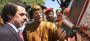 Gadafi ha tratado siempre de cautivar a los presidentes de gobierno españoles. En la foto, con Aznar
