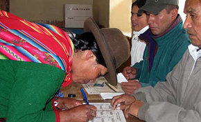 Insulza felicita a los peruanos por unas elecciones celebradas con 'normalidad y legalidad'