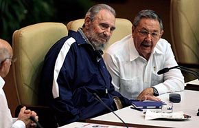 Fidel (i) y Raúl Castro