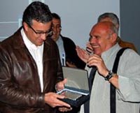Entrega de placa de AMPRETUR al Alcalde Julián  Ramos con motivo de la visita.