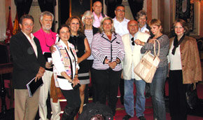 Un grupo de periodistas de AMPRETUR, en el salón de Plenos del Ayto de Alcalá de Henares con la concejala de Turismo Marta Viñuela.