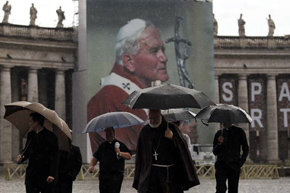 Víctimas de abusos critican beatificación de Papa Juan Pablo II
