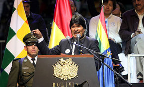 Evo Morales reitera reclamo a Chile de salida al mar ante soldados y partidarios