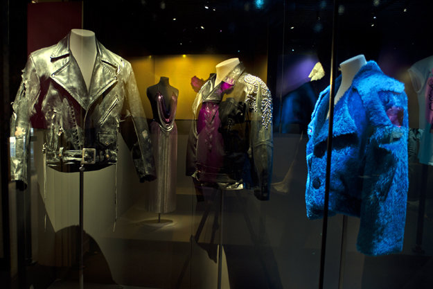 La chaqueta de la izquierda es la que usó Arnold Schwarzenegger en Terminador, la azul (d) es la que usó Elton John.