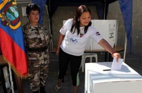 Una reclusa vota en un recinto penitencario hoy, en Ecuador
